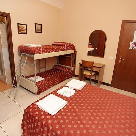 Hostel Pink Floyd Roma Esterno foto