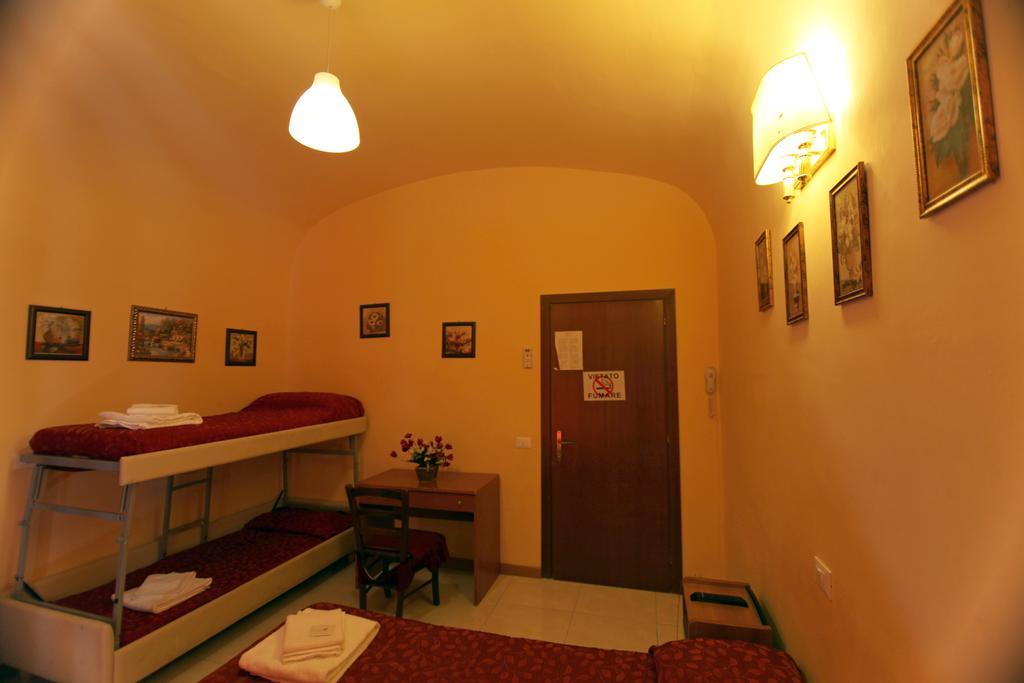 Hostel Pink Floyd Roma Esterno foto